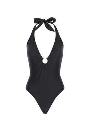 Bañador negro de una pieza con cuello halter, escote en V profundo, detalle en el centro fruncido y acento metálico circular. Textura de tela suave.