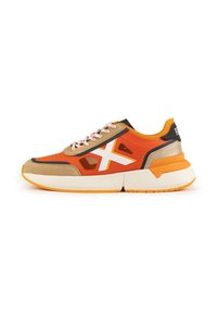 Sneakers sportive in arancione e beige con un design a X bianco, caratterizzati da materiali testurizzati, accenti a contrasto e una spessa suola bianca.