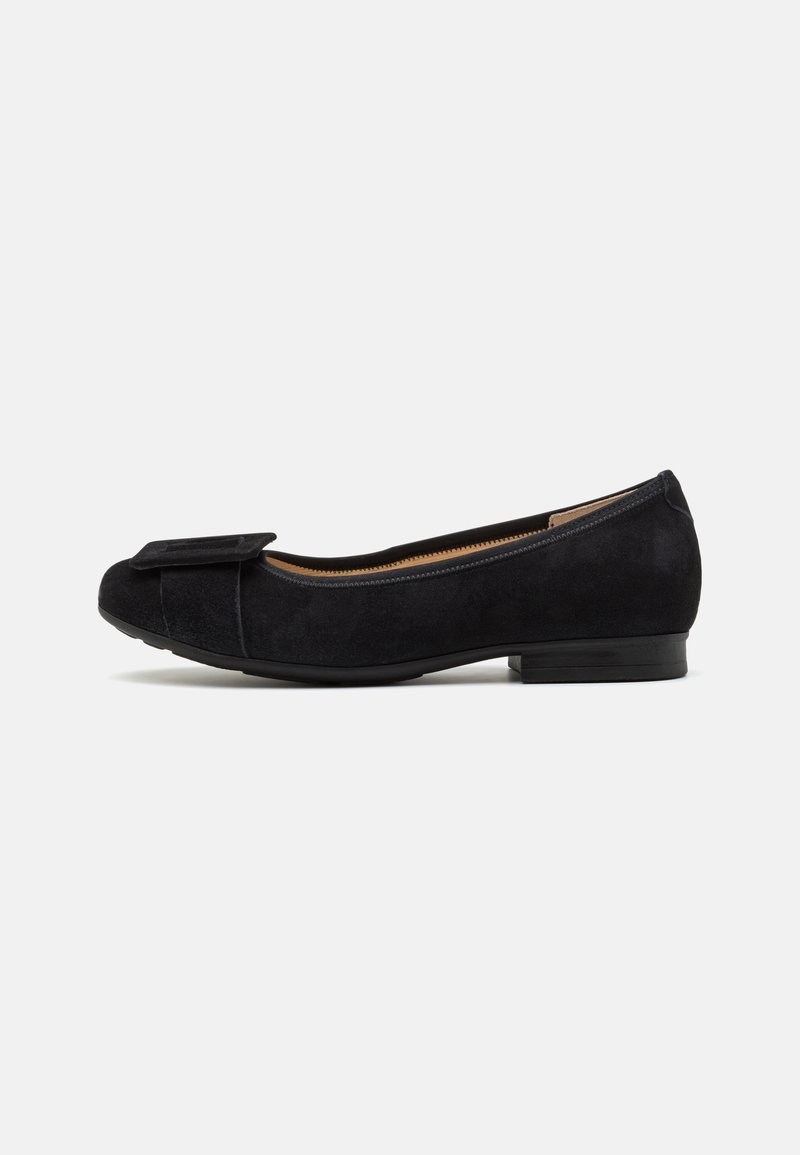 Ballerines en suède noir avec un bout rond, dotées d'un nœud décoratif à l'avant et d'un petit talon bas pour plus de confort.
