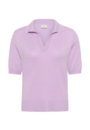 Levendulalila rövid ujjú kötött felső mély V-nyakkivágással és laza gallérral, bordázott szegéllyel és ujjmandzsettával, látható rögzítők nélkül.