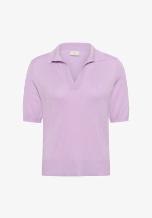 Levendulalila rövid ujjú kötött felső mély V-nyakkivágással és laza gallérral, bordázott szegéllyel és ujjmandzsettával, látható rögzítők nélkül.