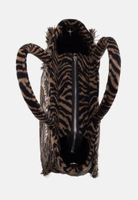 Borsa in stampa leopardata con texture in pelliccia marrone scuro e chiaro, due manici corti e chiusura con zip nella parte superiore, che presenta una tasca interna.