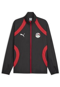 Veste coupe-vent noire pour homme de Puma avec des accents rouges, comprenant une fermeture éclair intégrale, un col haut et l'emblème national égyptien sur le côté gauche.