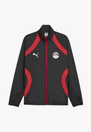 Veste coupe-vent noire pour homme de Puma avec des accents rouges, comprenant une fermeture éclair intégrale, un col haut et l'emblème national égyptien sur le côté gauche.