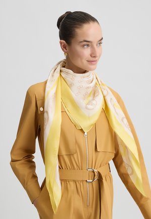 Pañuelo de seda con una paleta de colores en amarillo claro y crema, con un sutil patrón de logo y una textura suave y brillante, estilizado de manera elegante.