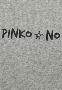 Tissu gris avec texte noir "PINKO No" et un petit symbole étoile entre les mots.