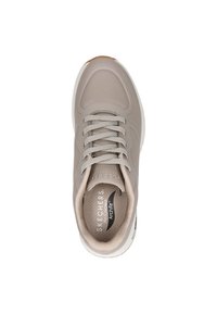 Zapatilla Skechers de color gris claro con parte superior texturizada, punta redonda y mediopié blanco. Presenta cordones grises y la marca "Arch Fit" en la plantilla.