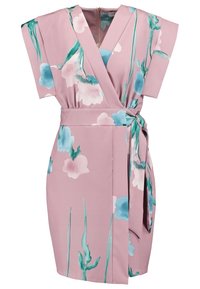 Robe portefeuille en tissu rose avec des motifs floraux bleus et verts. Elle présente des manches courtes, une ceinture à nouer et un décolleté en V.