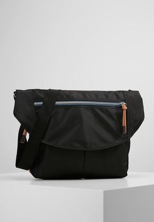 Borsa a tracolla nera realizzata in tessuto resistente, con una pattella pieghevole, tasca con zip, tracolla regolabile e dettagli in hardware beige.