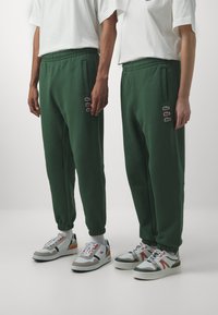 Lacoste - EXCLUSIVE UNISEX - Spodnji deli trenirk - sequoia Miniaturna slika 1