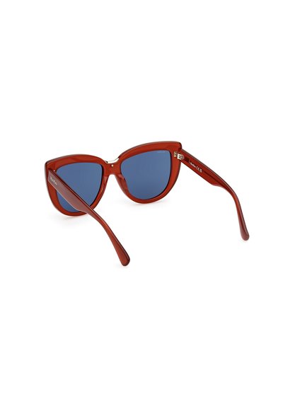 Gafas de sol en forma de ojo de gato con un marco rojo brillante y lentes tintados en azul. Las varillas presentan un acabado suave, complementado por sutiles acentos de hardware.