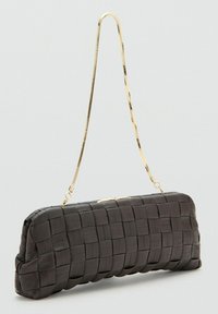 Bolso de mano de cuero negro tejido con una correa de cadena dorada y cierre dorado, exhibido sobre un fondo claro y liso.