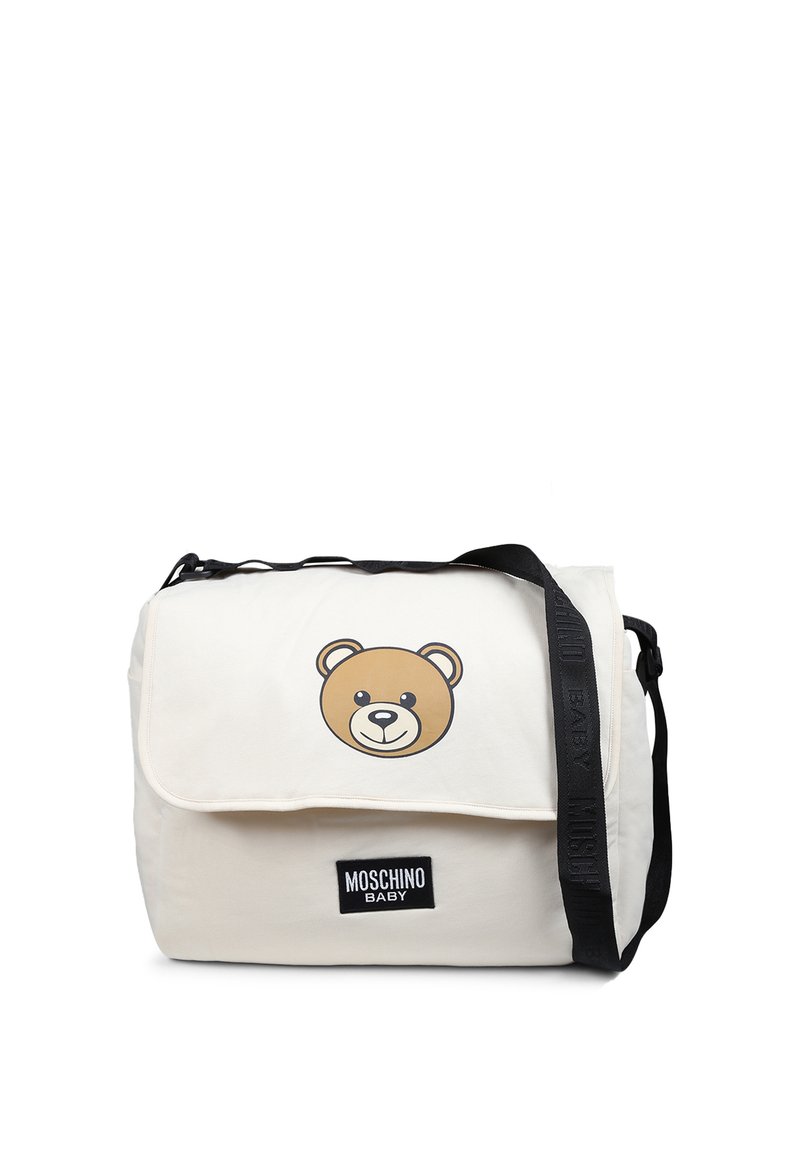 Borsa a tracolla in canvas beige con un design di faccia d'orso sulla patta; presenta una tracolla nera regolabile e un'etichetta con logo Moschino Baby.