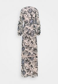 Robe maxi florale en tissu rose doux avec des motifs de fleurs bleu foncé et noir. Manches ballon longues et taille cintrée avec un détail accentué.