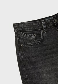 Jeans in denim nero con taglio dritto, tasche frontali, hardware argentato e una finitura testurizzata, che enfatizza un design classico.
