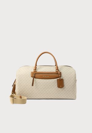 Borsa a sacco Michael Kors beige e marrone con motivo logo MK, manici in pelle, tasca anteriore con zip e tracolla regolabile su sfondo bianco.