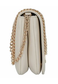 Clutch in pelle beige con tracolla in metallo dorato, design piatto e due scomparti. Texture liscia con un accento metallico alla chiusura.