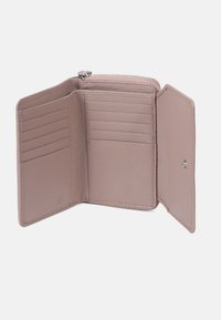 Compact roze leren portemonnee met meerdere kaartsleuven, een ritsvak en een druksluiting. Glad textuur met subtiele stikdetails.
