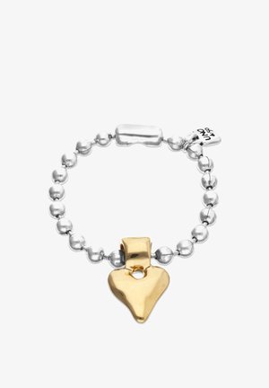 Bague argentée à perles avec un pendentif en forme de cœur doré et une petite étiquette argentée gravée de "UNO 4.50".