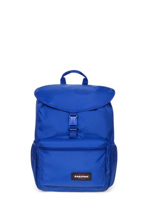 Blå Eastpak rygsæk med klaplukning, foran lynlåslomme, sidelommer i mesh og topgreb mod hvid baggrund.