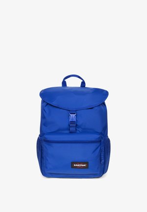 Niebieski plecak Eastpak z klapą, przednią kieszenią na zamek, bocznymi kieszeniami z siateczki i uchwytem górnym na białym tle.