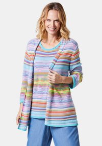 Multikleurige cardigan en top set met horizontale strepen in pastelkleuren, lichte brei, en een relaxte pasvorm met driekwart mouwen.