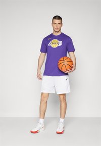 Nike Performance NBA LOS ANGELES LAKERS  LOGO TEE - Equipación de clubes - field purple