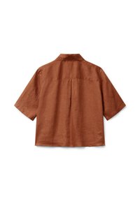 Camicia in lino marrone ruggine a maniche corte con piega sul retro e orlo dritto, esposta piatta su uno sfondo bianco.