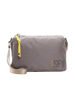 Borsa a tracolla in tessuto grigio con una leggera trama, con zip gialla e una tracolla beige regolabile. Presenta una forma semplice e rettangolare.