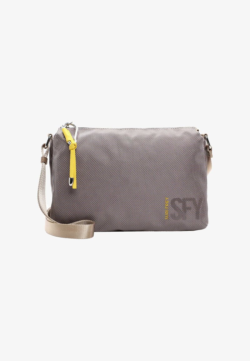 Pelēka auduma crossbody soma ar smalku tekstūru, dzeltena rāvējslēdzēja akcentu un regulējamu bēša siksnu. Īpašības ietver vienkāršu, taisnstūra formu.