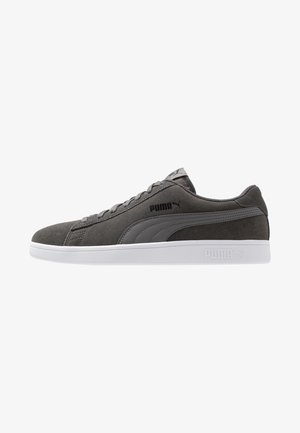 Sneaker Puma grigia in camoscio basso con chiusura stringata, striscia grigia a contrasto e suola in gomma bianca.