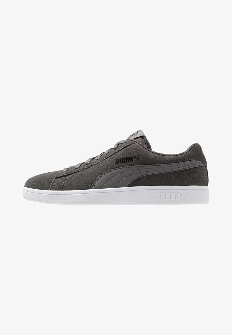 Baskets basses Puma en daim gris avec fermeture à lacets, bande grise contrastante et semelle en caoutchouc blanche.