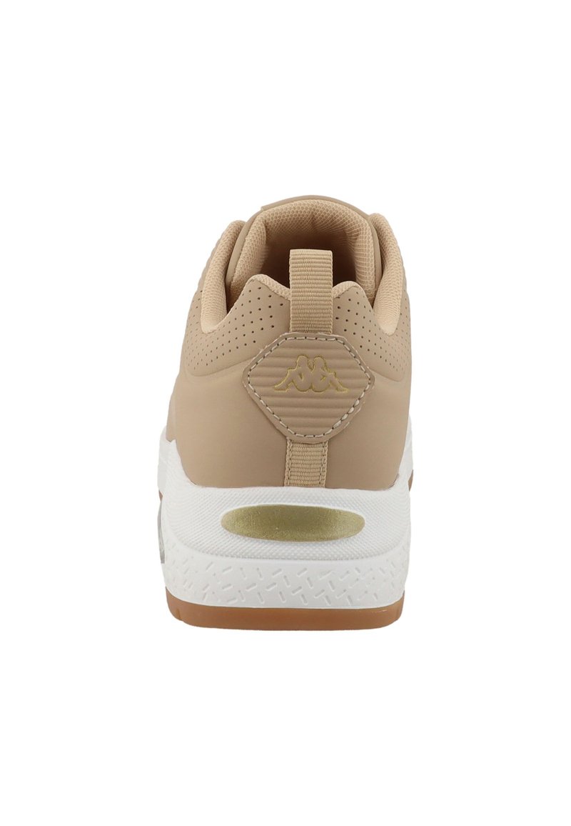 Baskets beiges avec une texture perforée au niveau du talon, un col rembourré, une languette de traction, et une semelle blanche avec une accent en tan et une découpe ovale.