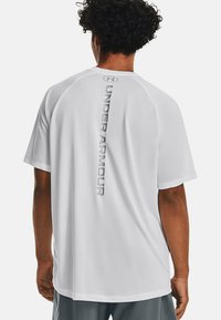 Under Armour TECH REFLECTIVE  - Sportovní tričko - white