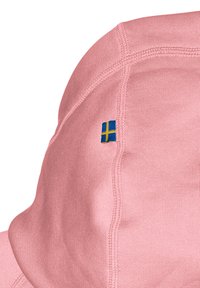 Rosa sweatshirt med ribbat mönster och en liten blå-gul svensk flagga på sömmen. Snygga sömnadsdetaljer synliga.