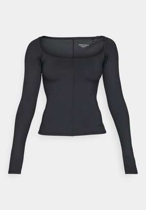 Top preto de manga longa com decote quadrado, textura canelada, design ajustado e um pequeno detalhe de logótipo na bainha.