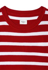Maglione a righe rosse e bianche con colletto a costine. Realizzato in tessuto lavorato a maglia. L'etichetta del marchio è visibile al centro del colletto.