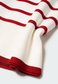 Pull en maille avec des rayures horizontales blanches et rouges, présentant une texture côtelée et un ourlet rouge uni, mettant en valeur un design épuré.