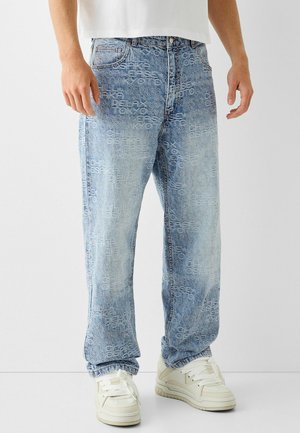 Lichtblauwe spijkerbroek van denim met een herhaald reliëftekstpatroon. Rechtaardige pasvorm, voorzakken en een knoopsluiting bij de taille.