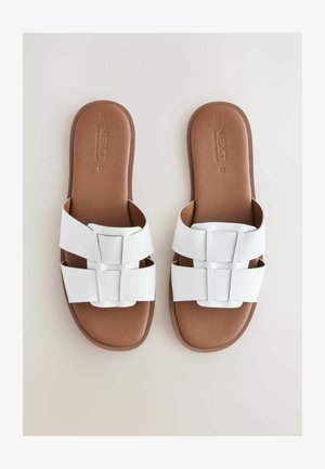 Sandales blanches avec deux larges lanières et un design de boucle minimal, offrant une semelle intérieure rembourrée marron et une texture de surface lisse.