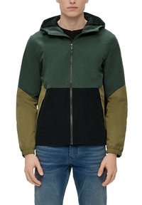 Hooded jack met een kleurblokontwerp in donkergroen, olijfgroen en zwart. Gemaakt van lichtgewicht materiaal met een ritssluiting aan de voorkant en elastische manchetten.