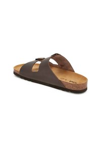 Sandale en cuir marron avec un design à bout ouvert, présentant deux larges brides et une semelle intérieure en liège pour le confort. Semelle en caoutchouc texturé.