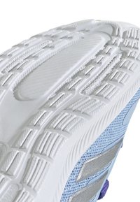 Chaussure de sport légère avec un dessus en textile bleu texturé, des accents argentés et une semelle en caoutchouc blanc dotée d'un motif pour une meilleure adhérence.