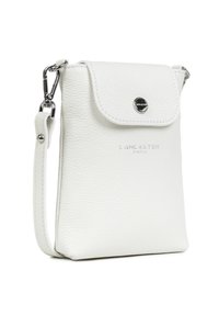 Sac bandoulière en cuir blanc grainé avec rabat et fermeture à bouton argenté, fermoir argenté sur sangle réglable, logo "Lancaster Paris" embossé à l'avant.