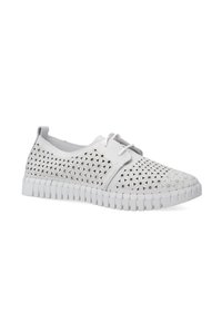 Weiße durchbrochene Sneakers mit floralem Ausschnittmuster, runder Zehenpartie und strukturiertem Gummisohle. Schnürsenkel und Branding auf der Zunge.