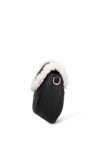 Borsa in pelle nera con superficie testurizzata, rifinita con bordo in pelliccia color crema, dettagli in metallo dorato e forma arrotondata.