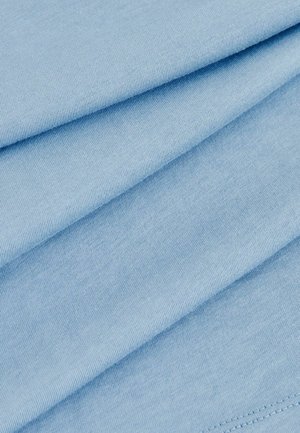 Helles blaues Baumwollgewebe, ordentlich gefaltet, mit einer glatten Textur und subtilen Rippungen, mit sauberen Kanten und ohne sichtbare Muster oder Hardware.