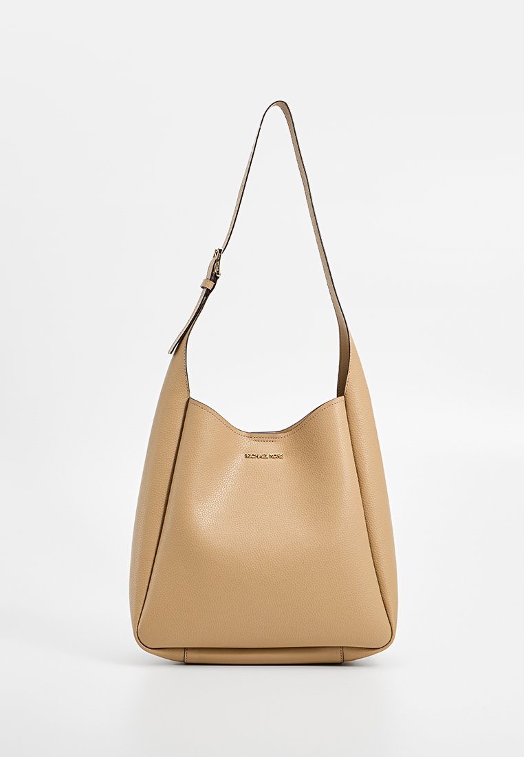Beige leren hobo tas met een ronde bovenkant, platte basis en een verstelbare schouderband. Beschikt over een subtiele logo aan de voorkant en een gestructureerd oppervlak.