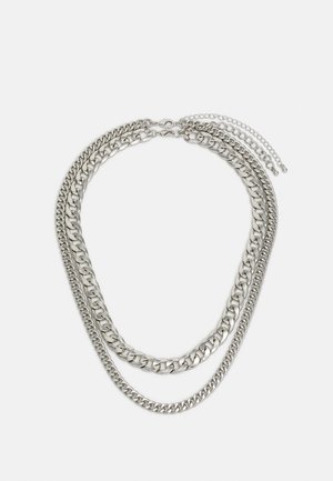 Srebrna višeslojna lančić s različitim širinama karika, glatkom teksturom i kopčom s podesivim produžnim lančićem.