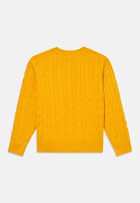 Pulover galben din tricot cu model, prezentând mansete și tiv din tricot-rib, cu un model texturat pe întreaga țesătură și un decolteu rotund.